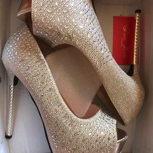 NWT GORGEOUS SHOW STOPPING jeweled pumps